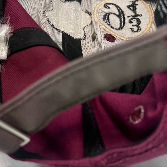 Harry Potter Hogwarts Crest Platform 9 3/4 Hat Maroon Red Adjustable Cap - Picture 7 of 8